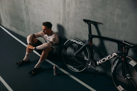 LE VÉLO EN SALLE,  L'EXERCICE N°1 POUR BRÛLER LES GRAISSES, AUGMENTER LA FORCE ER AMÉLIORER L'ENDURANCE